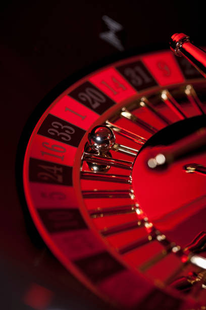 kuil tournament table with dealer managing multiple players and chip stacks during active play